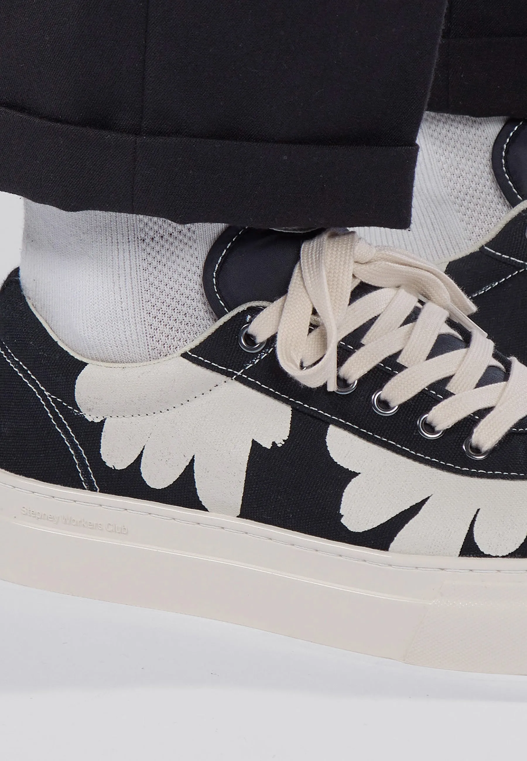 Dellow Cup Shroom Hands Suede - Black/White